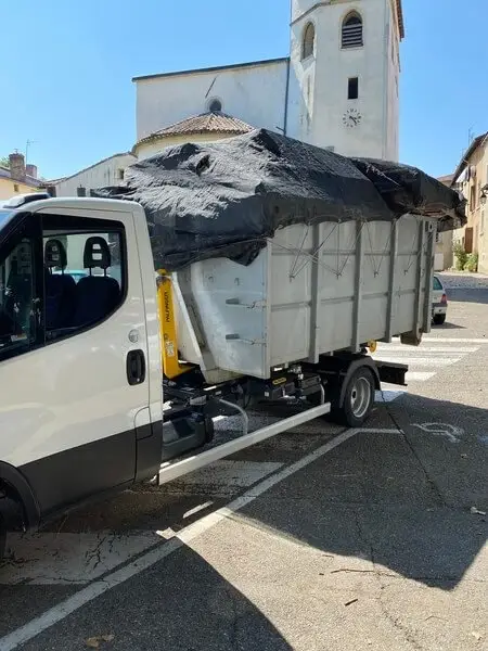 Camion de CCL Location Benne chargé d'une benne bâchée
