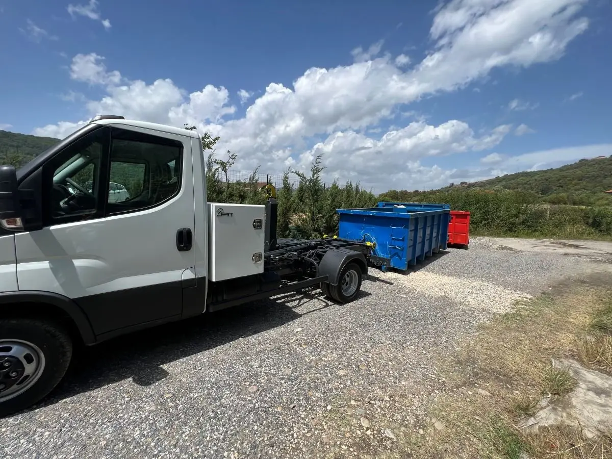 Camion de CCL Location Benne et bennes au dépôt