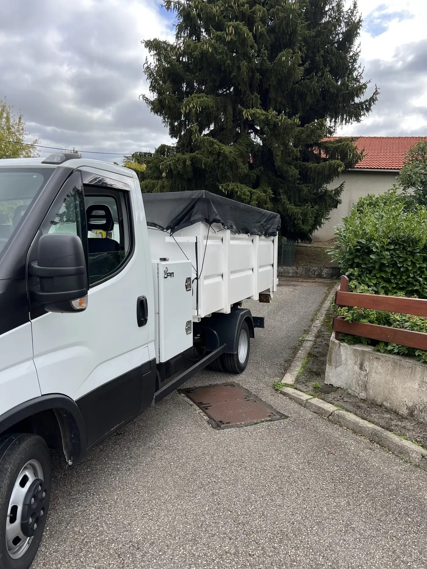 Camion de CCL Location Benne dans une rue étroite