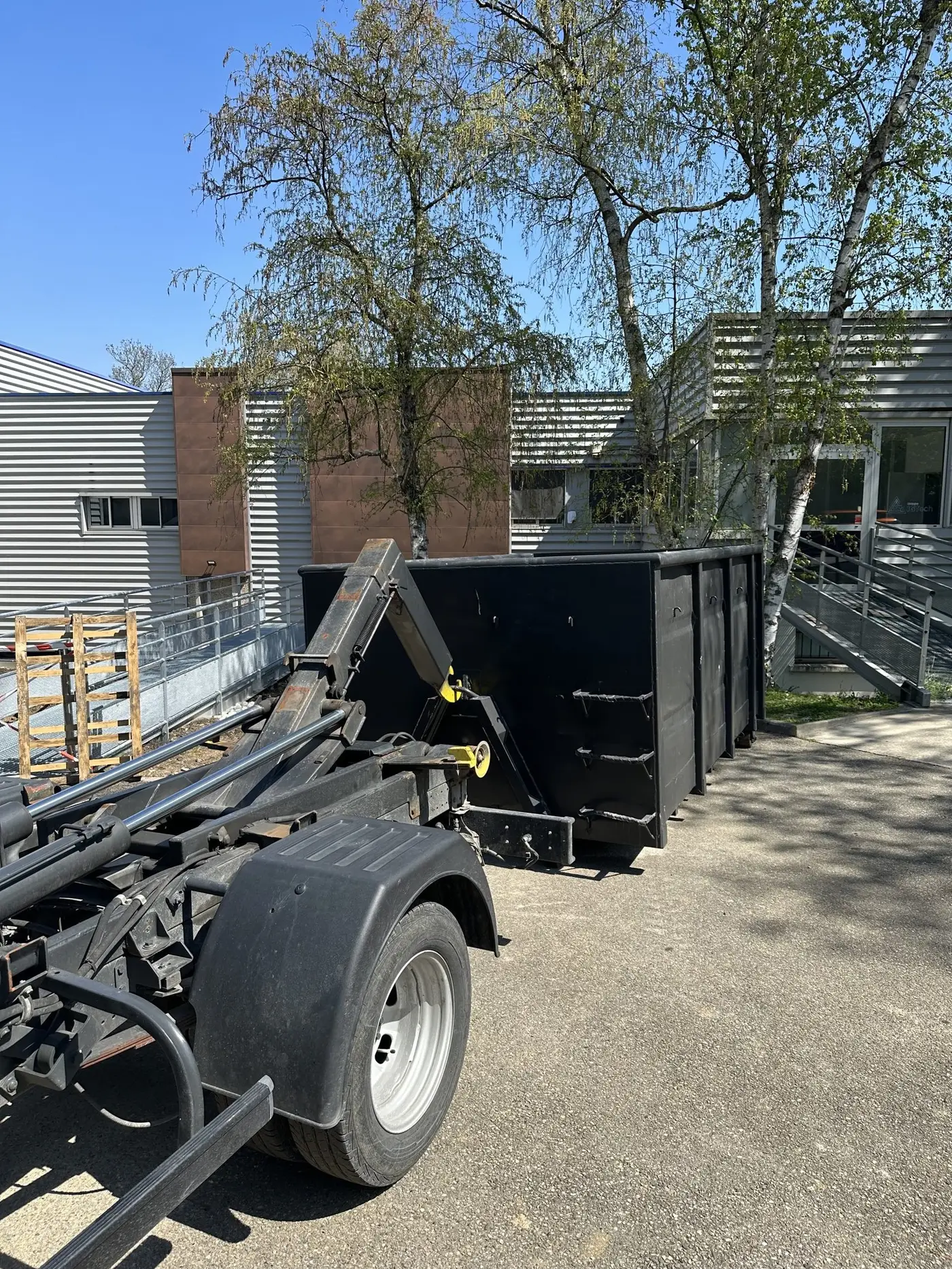 Grande benne noire de CCL Location Benne sur son camion