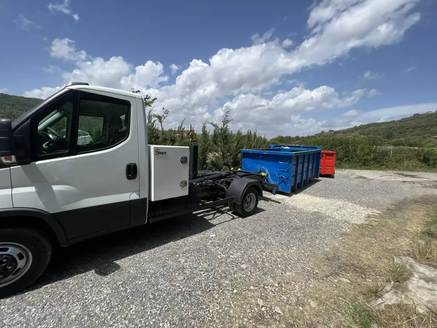 Camion de CCL Location Benne et bennes bleues au dépôt, près de Lyon