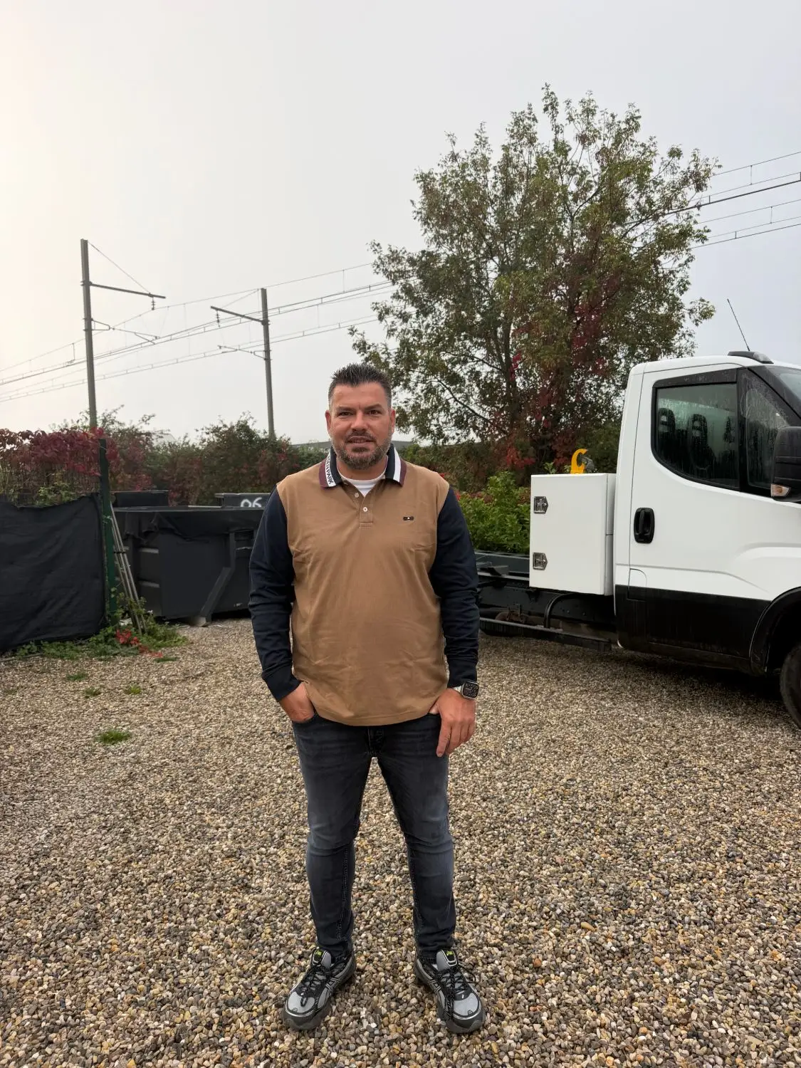 Michael Dedinger, dirigeant de CCL Location Benne, devant ses bennes et son camion